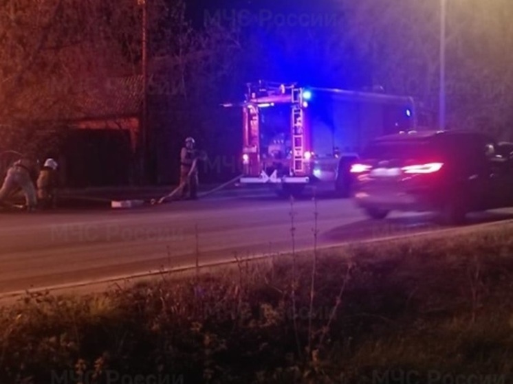 В Екатеринбурге потушили крупный пожар в частном секторе