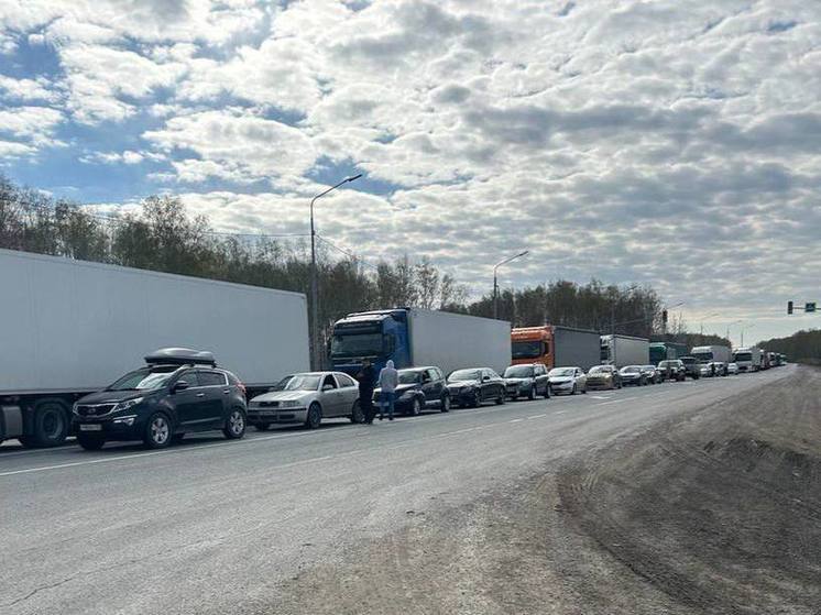 Сотрудники ДПС перекрывают трассу Омск-Тюмень для движения большегрузов