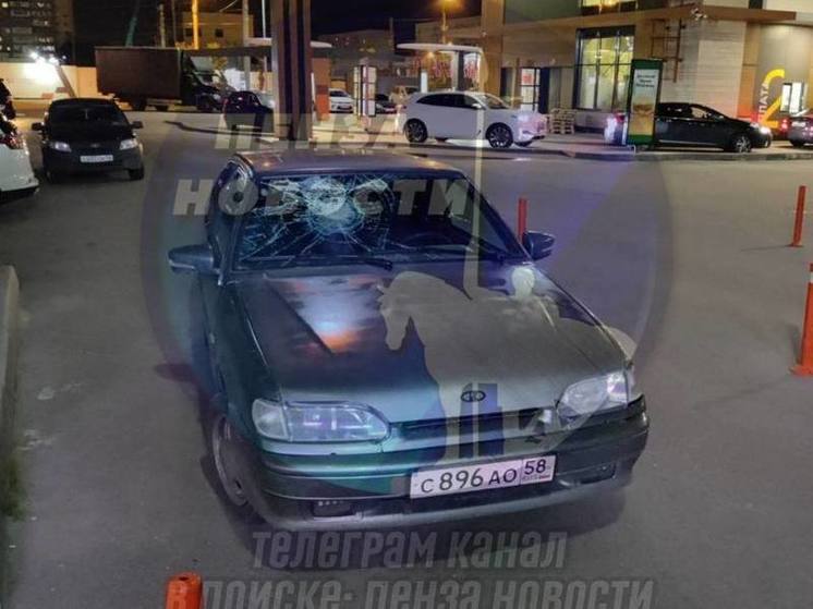 В Пензе неизвестный разбил кирпичом лобовое стекло у припаркованного автомобиля