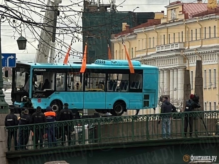 Стал известен список погибших в автобусе, упавшем в Мойку