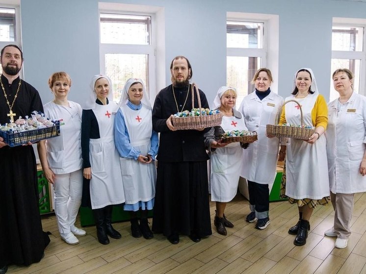 Священники угостили пациентов челябинской больницы куличами