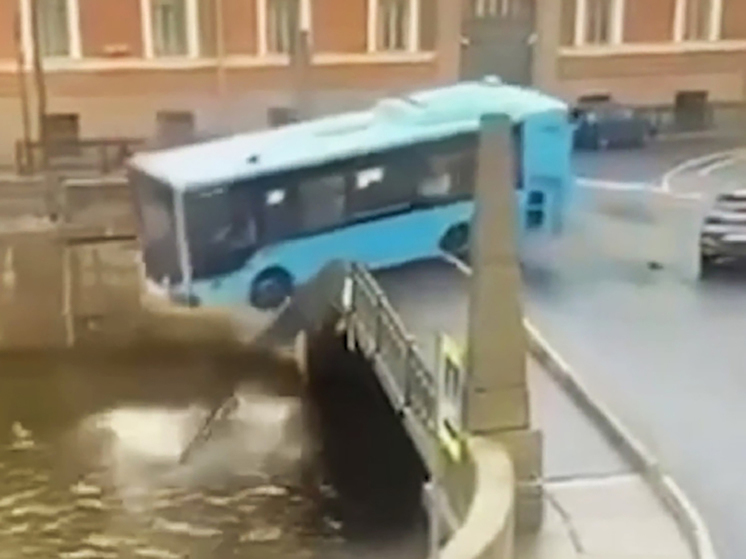 Сразу несколько СМИ и телеграм-каналов опубликовали запись с камеры наблюдения в салоне автобуса, который накануне в Санкт-Петербурге упал с моста в реку Мойка