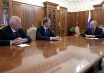 Президент РФ Владимир Путин провел встречу с исполняющим обязанности вице-премьера и главы Минпромторга Денисом Мантуровым и главой "Ростеха" Сергеем Чемезовым