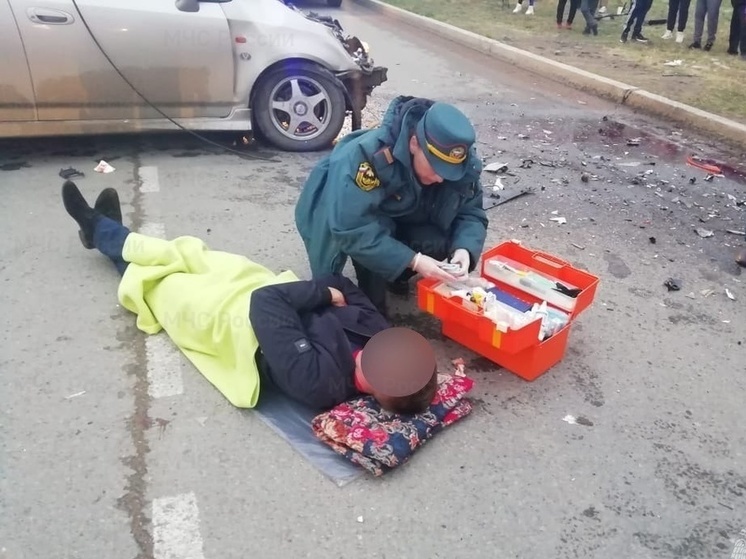 Фельдшер МЧС помогла пострадавшему в ДТП с маршруткой в Чите