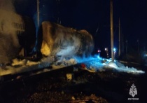 В Ростовской области товарный поезд с топливом сошел с рельсов и сгорел