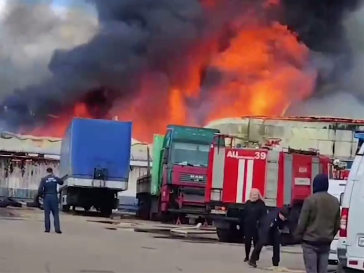 В Наро-Фоминске начался пожар на складе поликарбоната