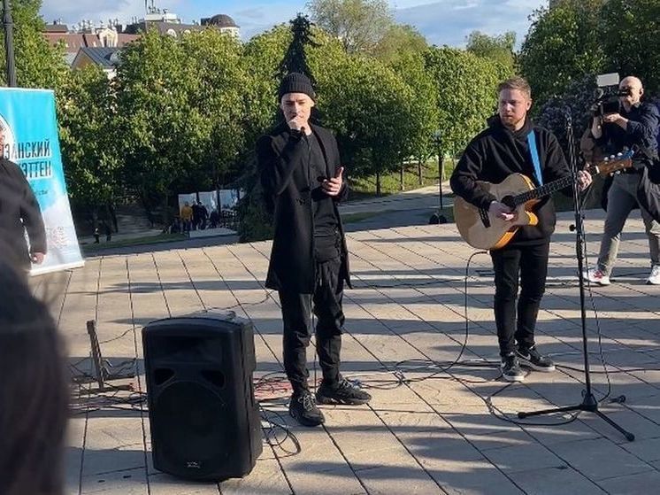 Популярный российский певец SHAMAN выступил на улице Почтовой в Рязани
