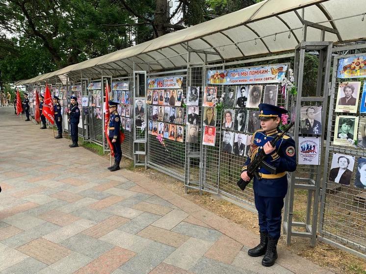 В Ялте прошла акция "Бессмертный полк: панно памяти героев. Лики Победы"