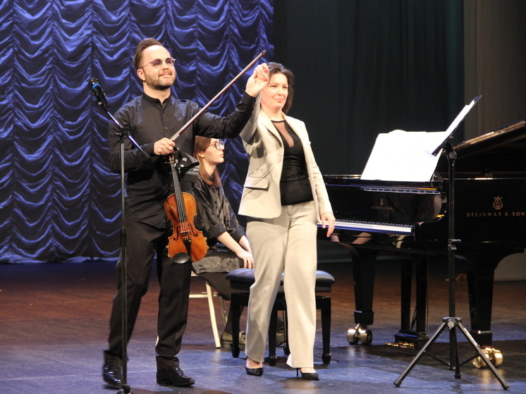 Скрипач Илья Гайсин выступает на сцене Кумыкского театра Махачкалы
