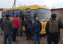 Украинские власти проводят эвакуацию гражданского населения из некоторых населенных пунктов на приграничных территориях Харьковской области.