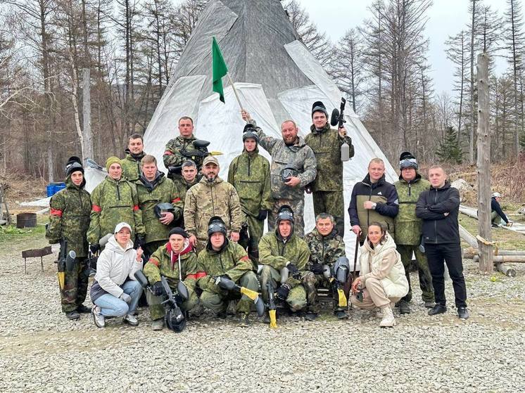 На Сахалине ветераны СВО сыграли в товарищеский пейнтбольный матч
