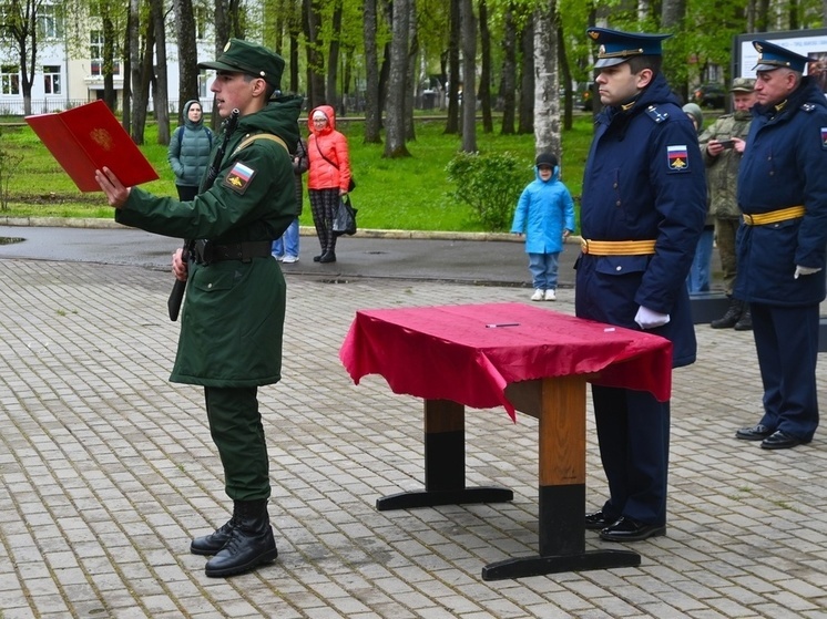 В Старой Руссе новобранцы приняли военную присягу