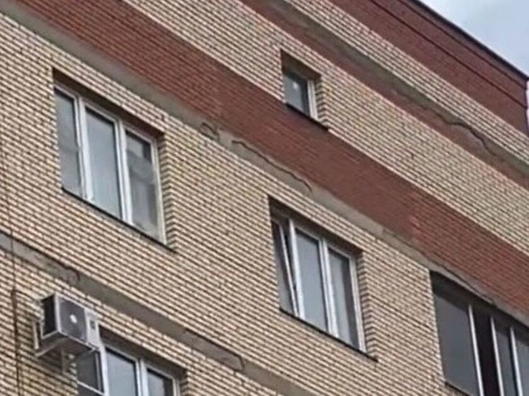 В Сергиевом Посаде в крыши многоэтажки падают куски бетона