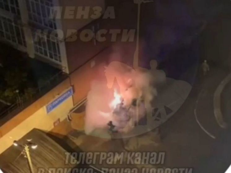 В Пензе на парковке у Чкалова 40 сгорела иномарка
