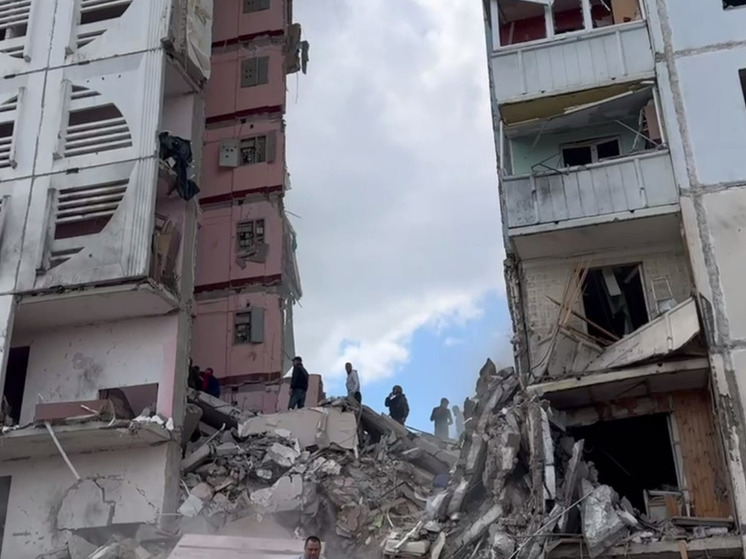 Спасатели достали ребенка из-под завалов обрушившегося подъезда в Белгороде