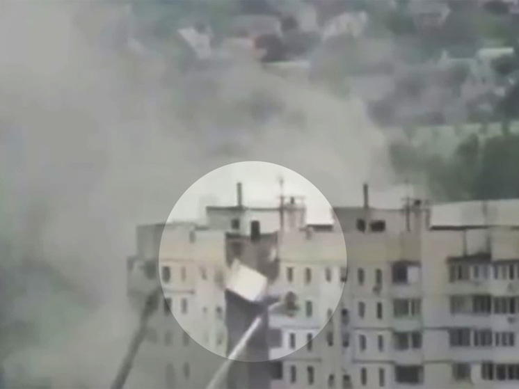 Очевидцы сообщают об обрушении крыши жилого многоэтажного дома в Белгороде, подъезд которого рухнул после взрыва