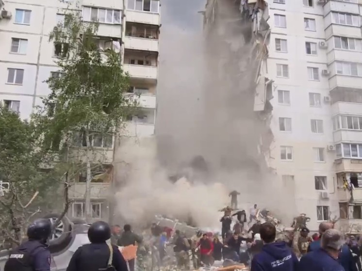 ТАСС со ссылкой на экстренные службы сообщает, что сотрудники МЧС не пострадали при падении крыши жилого многоэтажного дома в Белгороде, частично обрушившегося после взрыва