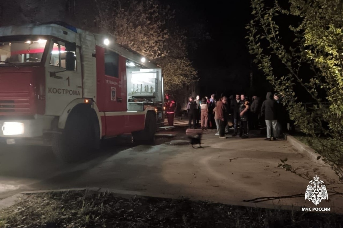 Ночью костромские пожарные боролись с огнем в пятиэтажке на Сутырина