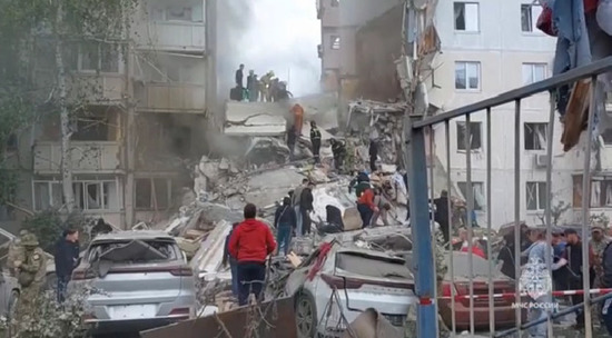 МЧС показало кадры работ на месте обрушения дома в Белгороде: видео