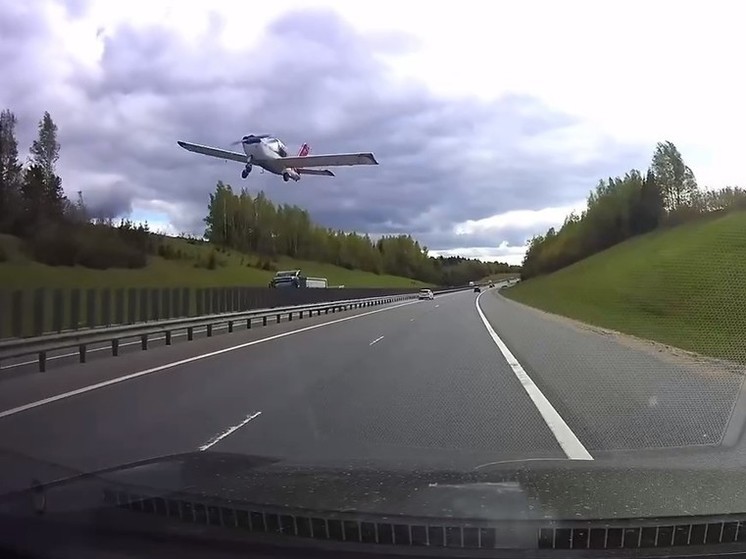 На Ярославском шоссе водителей напугал самолет