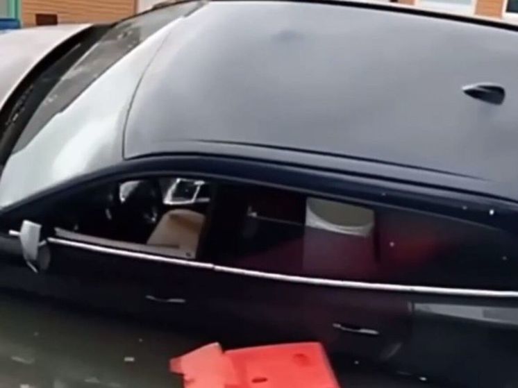 В Высоковске автоледи утопила машину в огромной яме на дороге