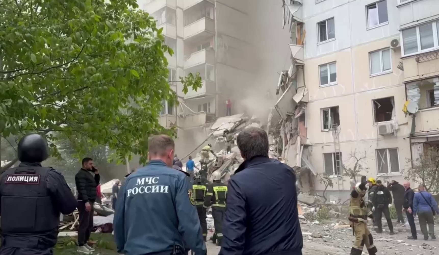 «Очередной варварский обстрел»: губернатор показал кадры с места обрушения подъезда в Белгороде 