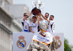 «Реал Мадрид» отпраздновал свой 36-й титул чемпиона Ла Лиги. Благодаря болельщикам Мбаппе тоже был там: фото