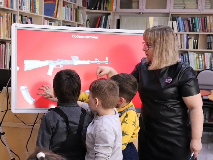 Для дошколят в НАО провели игру «Собери посылку на фронт»