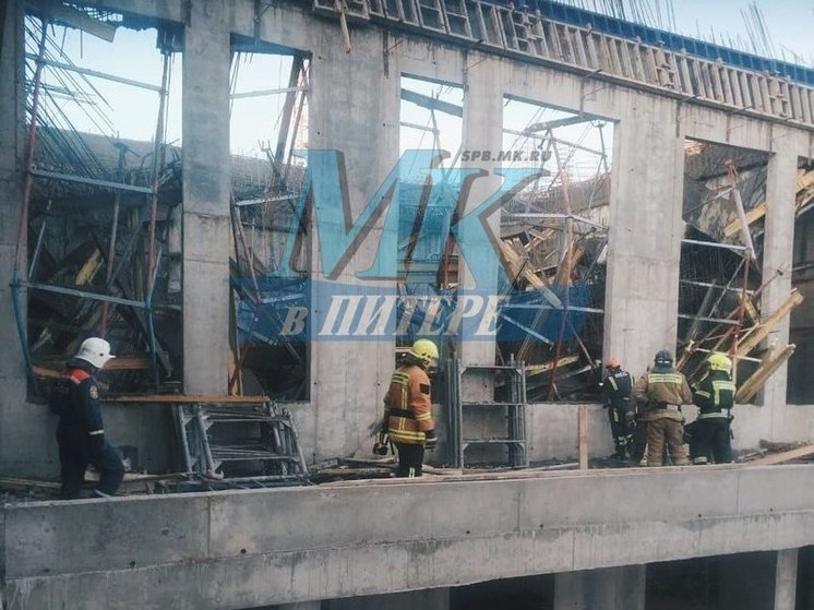 Спасатели продолжают поиски людей под завалами на стройке школы в Петербурге