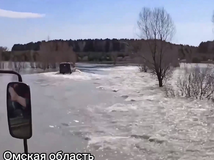 Жители затопленных районов Омской области совершили лодочный крестный ход