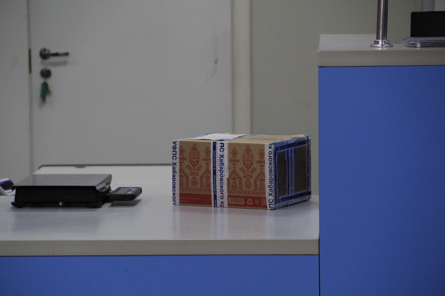 Хабаровские волонтеры продолжают отправлять посылки на СВО: фотографии из почтового отделения