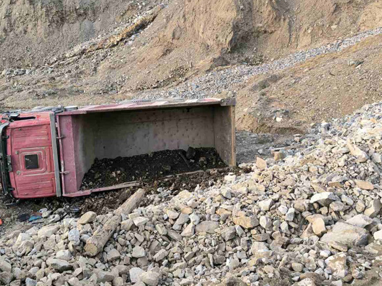 В Бурятии погиб водитель грузовика, съехав с горной дороги