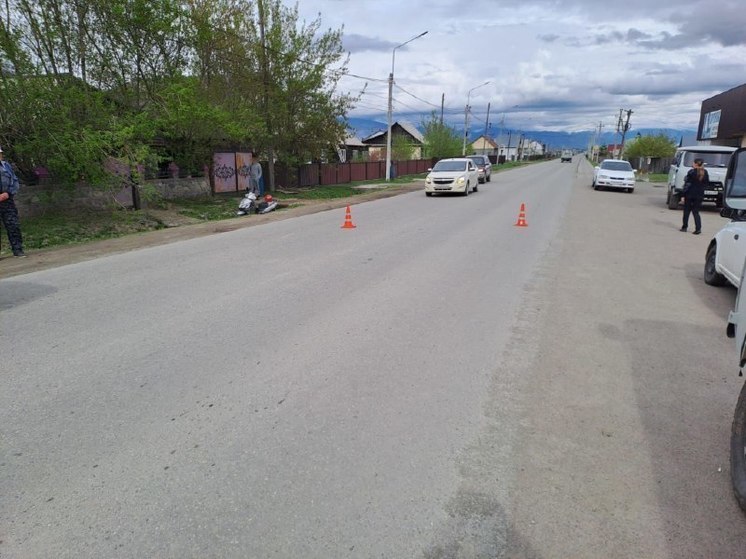На Алтае автомобиль сбил пенсионерку на скутере, женщина серьезно пострадала