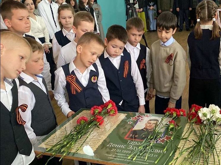 В Орле открыли «Парту Героя» в честь участника СВО Дениса Тарасова