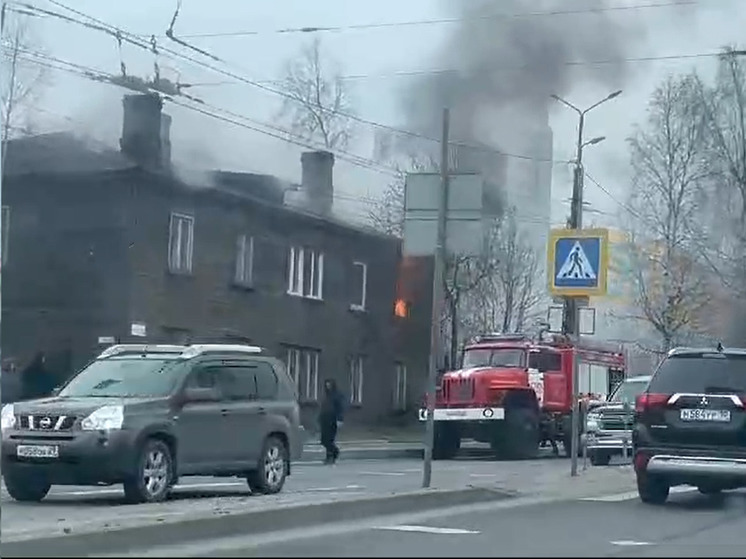Жилой дом полыхает открытым пламенем в Петрозаводске