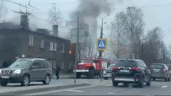 Жилой дом полыхает открытым пламенем в Петрозаводске