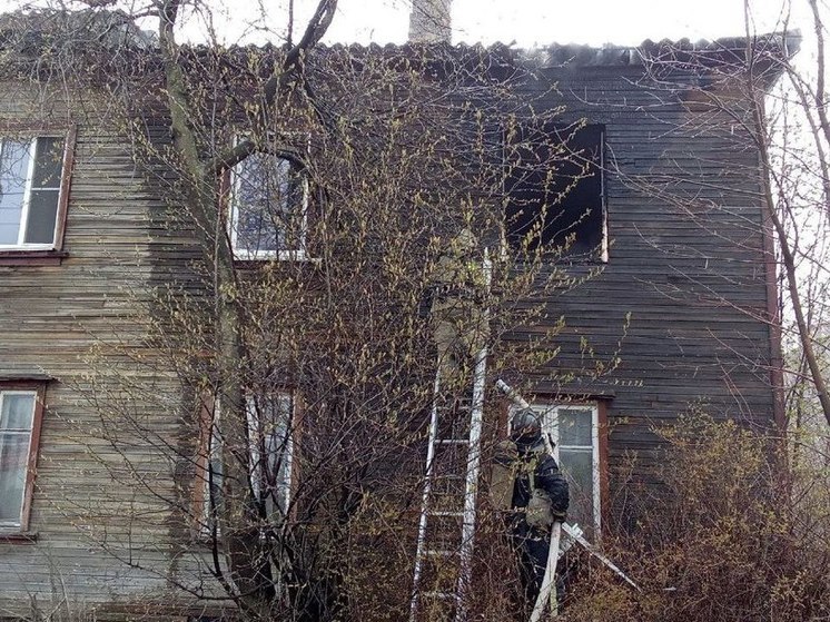 Спасатели потушили пожар в жилом доме в центре Петрозаводске