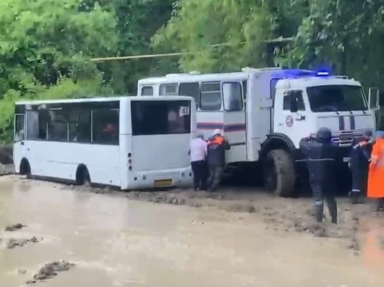 В Сочи сель заблокировал автобус с пассажирами