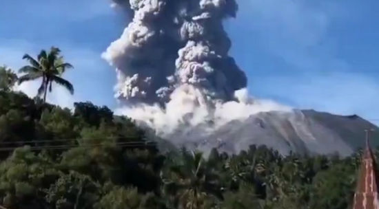 В Индонезии началось извержение вулкана Ибу: видео