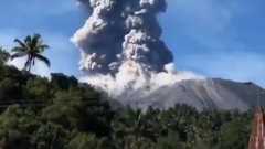 В Индонезии началось извержение вулкана Ибу: видео