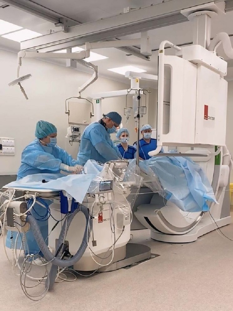 В новом медцентре Краснодара хирург Александр Некрасов провел первую операцию по ЭМА