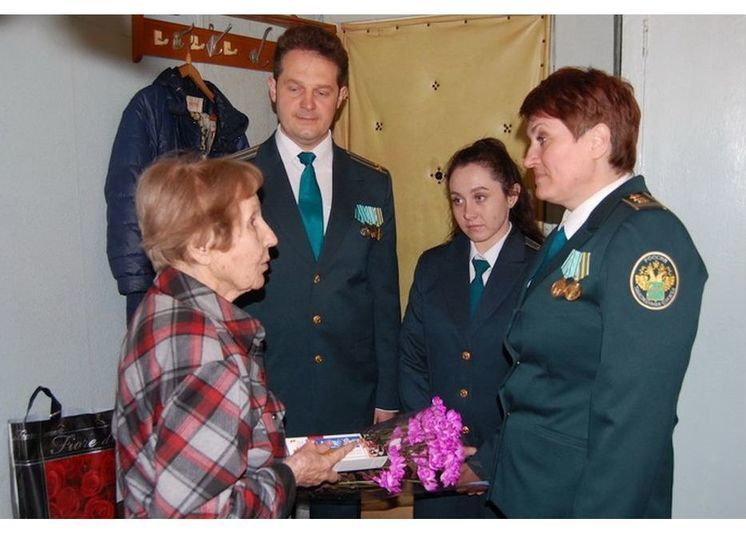 Смоленские таможенники поздравили с Днм Победы ветеранов Великой Отечественной войны