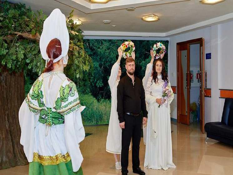 В Дубовском ДК прошла обрядовая свадьба