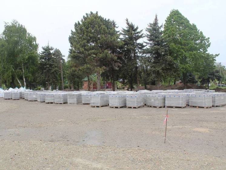 Благоустройство площади в станице Новопокровской выполнено более чем на 15%