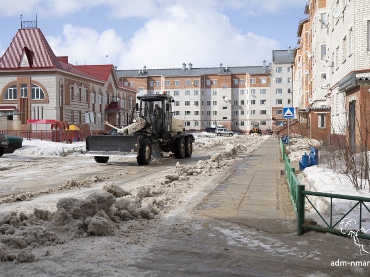 Жителей домов у детсада «Радуга» в Нарьян-Маре просят убрать машины