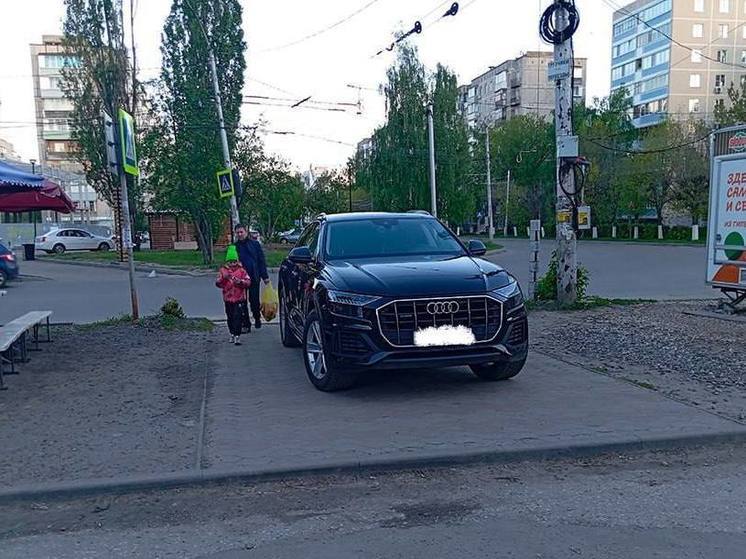 Госавтоинспекция начала проверку по факту парковки BMW на переходе в Рязани