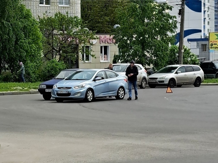 В Курске на Косухина столкнулись две легковушки