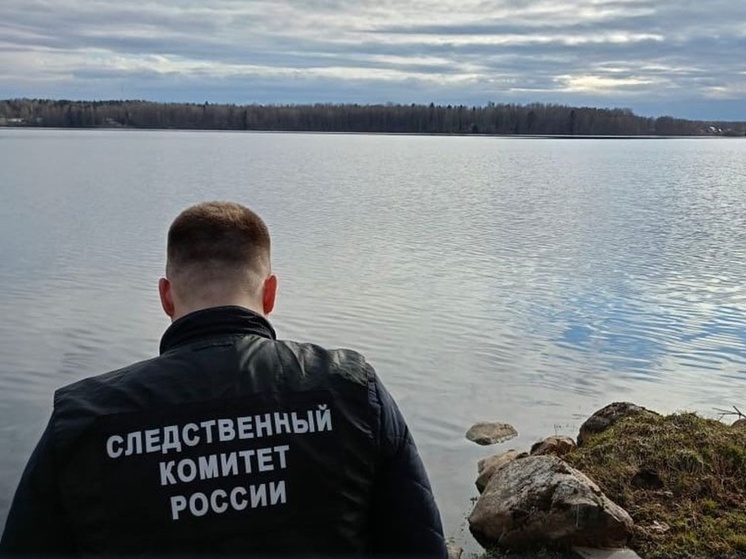 Тело одного из пропавших рыбаков достали из воды в Карелии