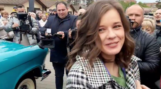 Екатерина Шпица приехала на красную дорожку в раритетном автомобиле: видео