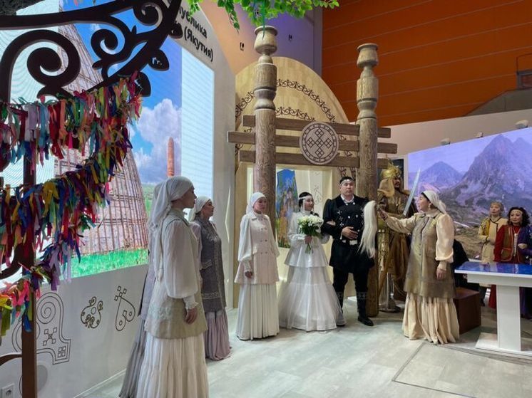 Пара из Якутии заключила брак на самой массовой свадьбе